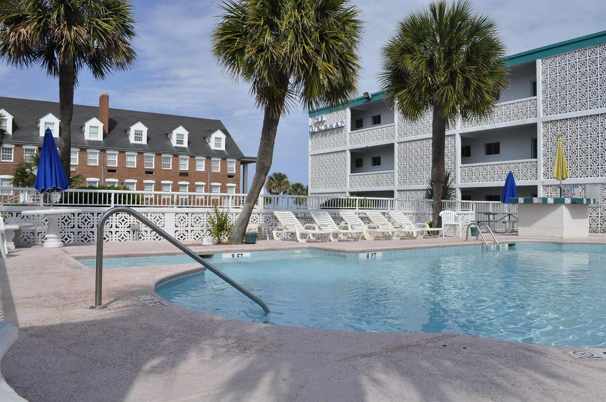 Deluxe Queen Room with Two Queen Beds - Pool View