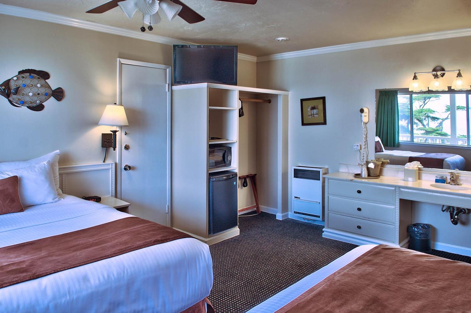 Queen Room with Two Queen Beds - Top Floor,682802565:JPEG