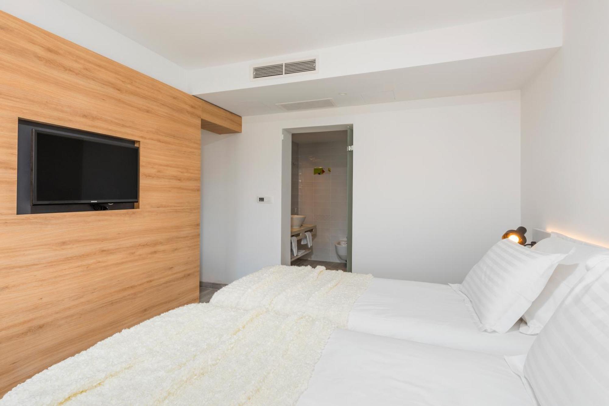 Superior Double Room with Balcony and Sea View
