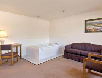 1 King Bed, Deluxe Studio Suite, Non-Smoking,686681298:JPEG