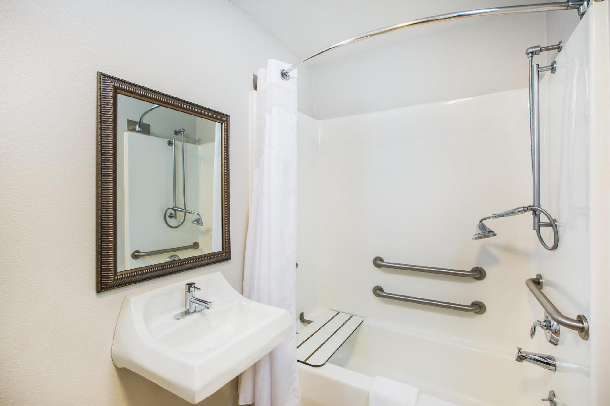 Queen Room with Two Queen Beds - Mobility Access Tub/Non-Smoking