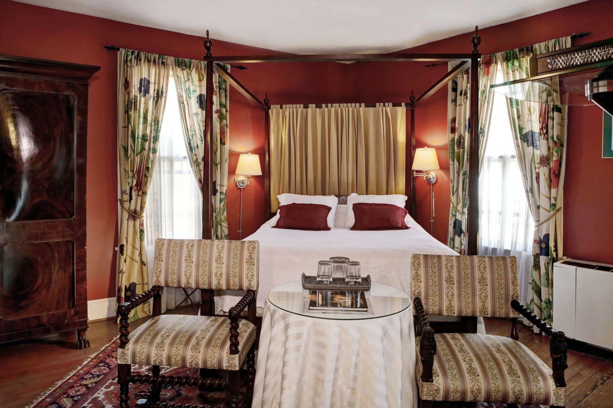 Deluxe Queen Room with Fireplace (Room 21)