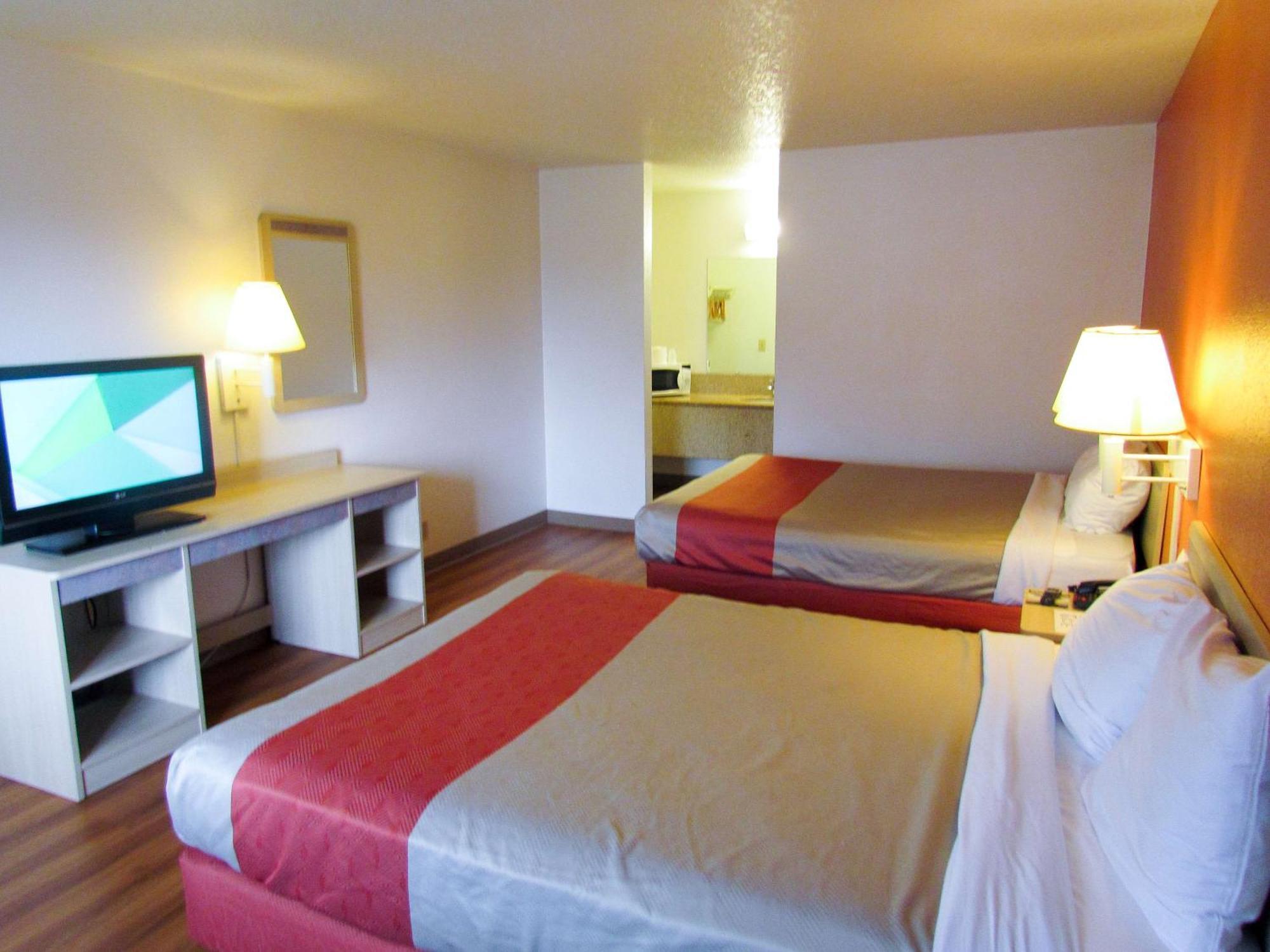 Queen Room with Two Queen Beds - Non-Smoking,687836856:JPEG