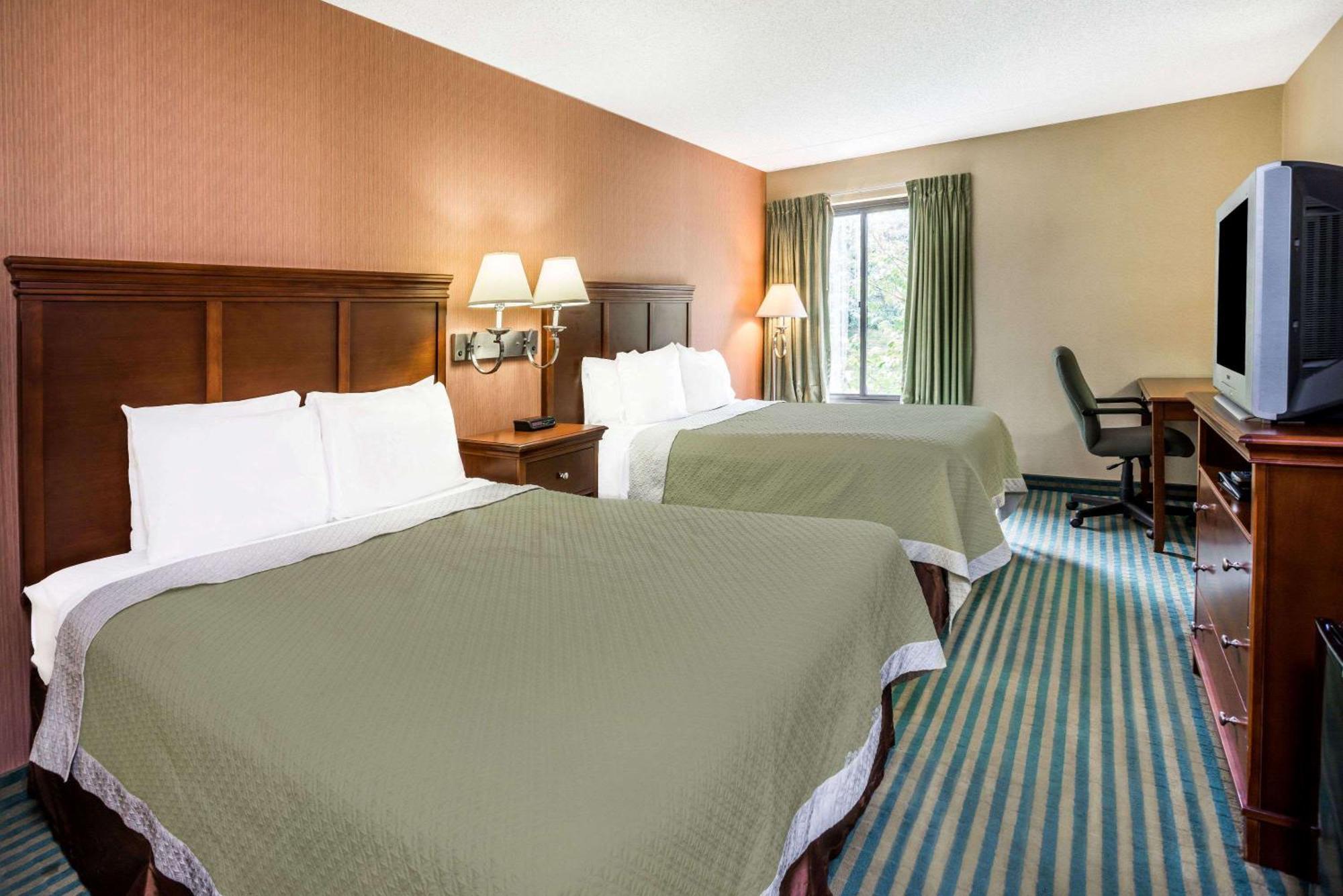 Queen Room with Two Queen Beds - Non-Smoking,1283655256:JPEG