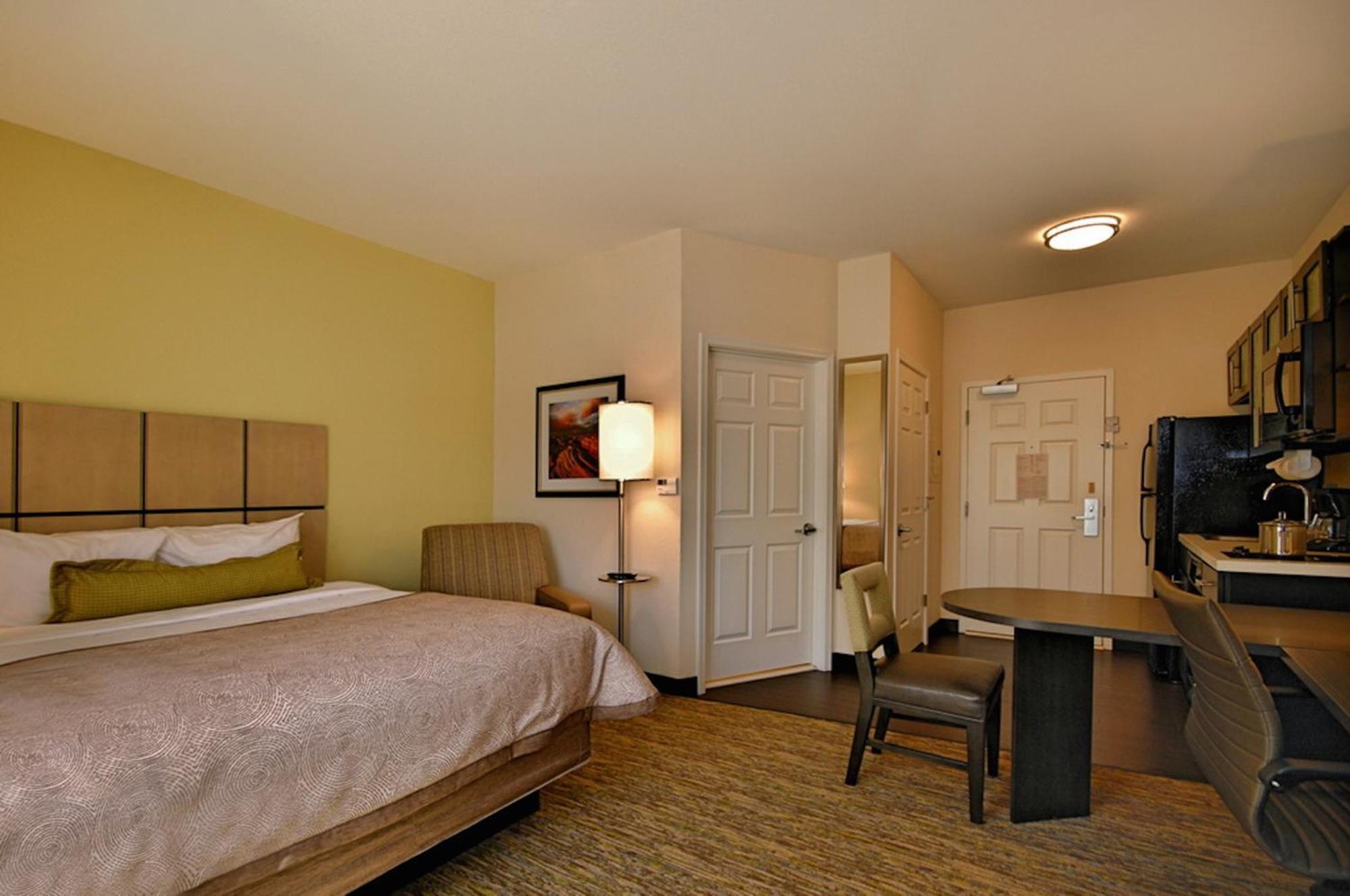 Queen Studio Suite - Hearing Accessible/ Non-Smoking