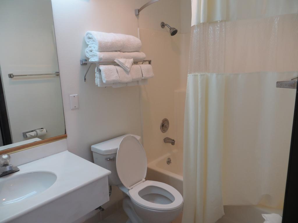 Deluxe King Room - Non-Smoking
