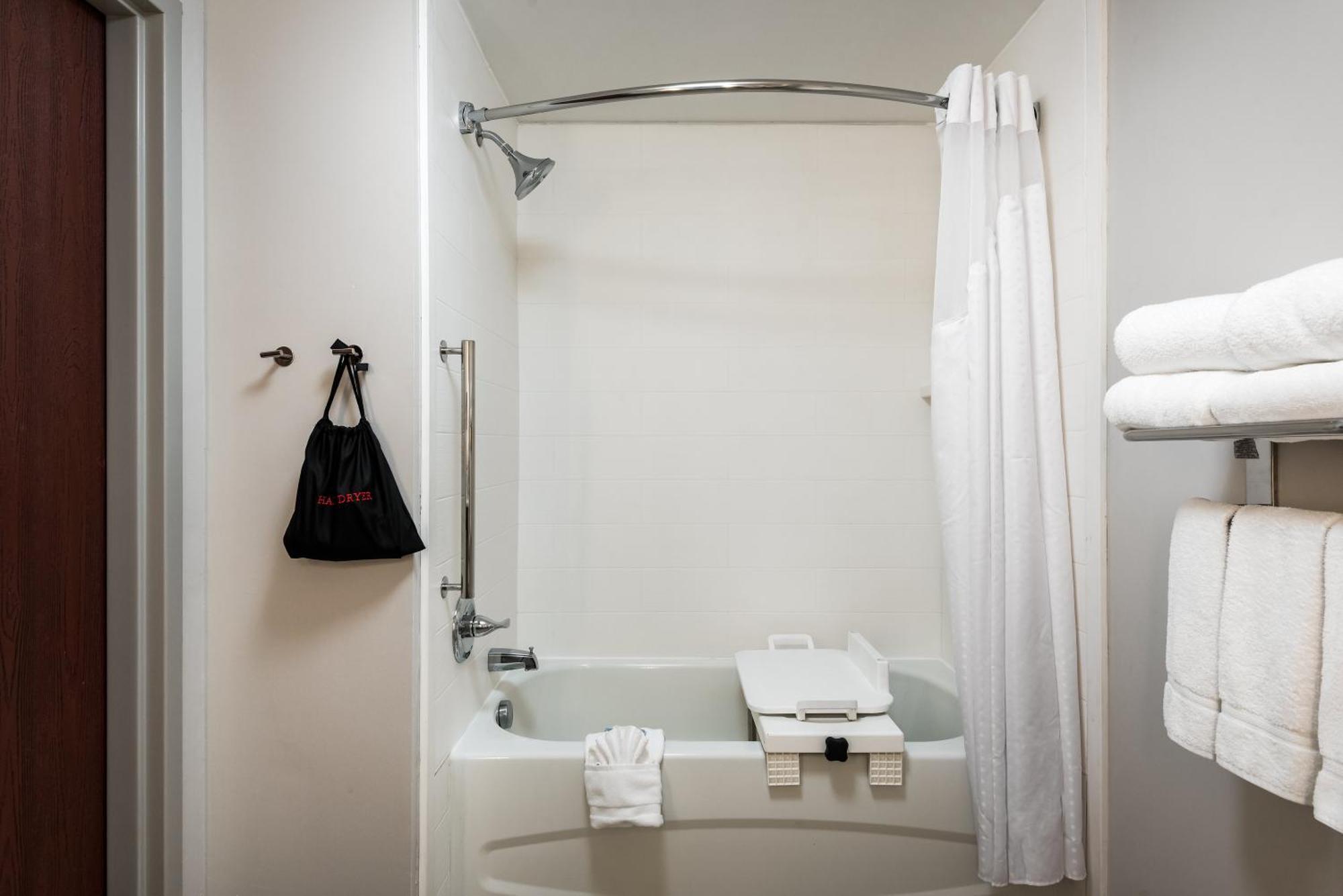 Standard Queen Room with Two Queen Beds and Tub - Communications Accessible