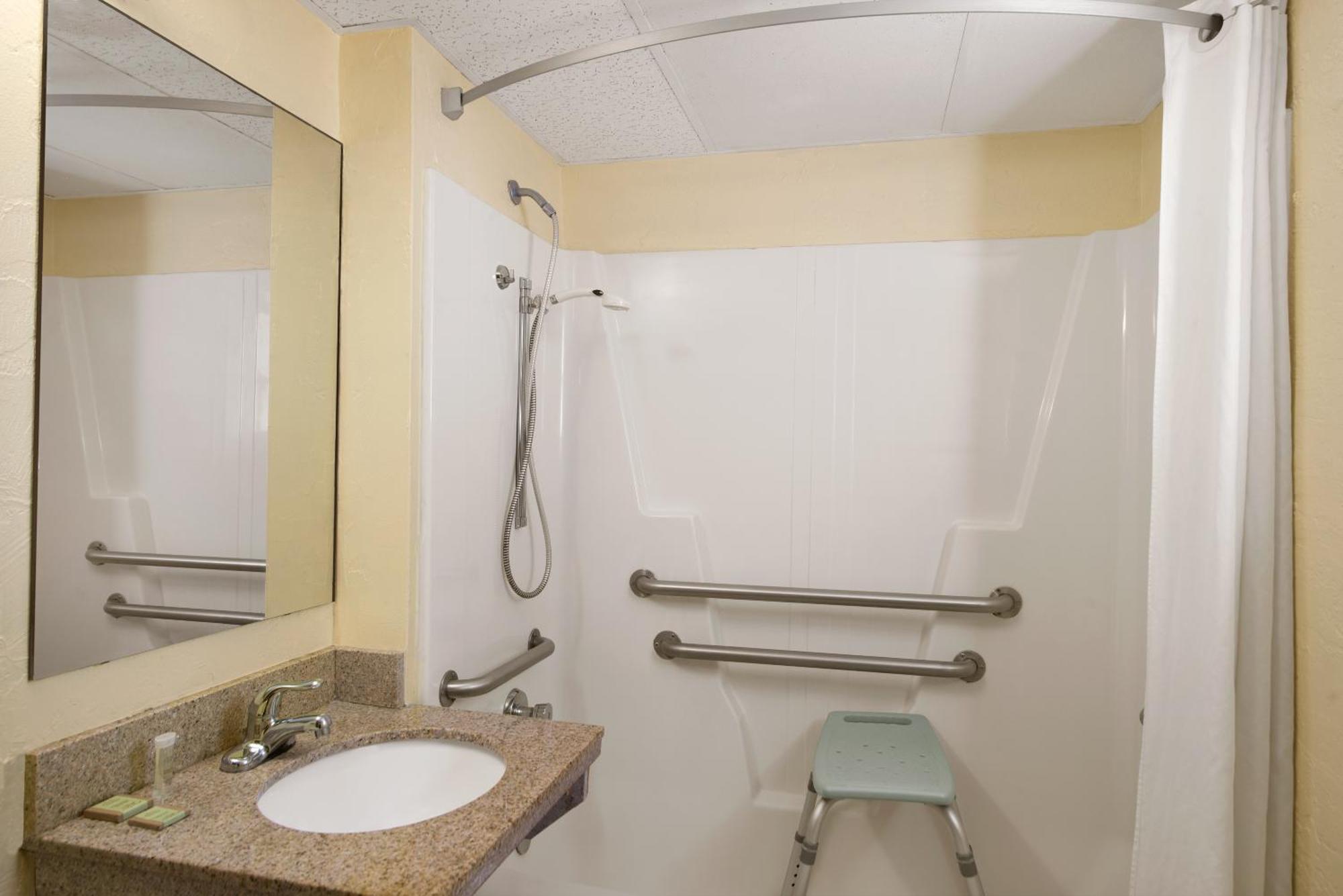 King Room with Bath Tub - Mobility/Hearing Accessible - Non-Smoking