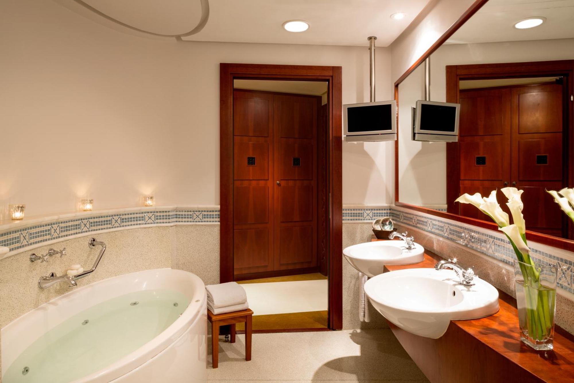 Rosewood Suite