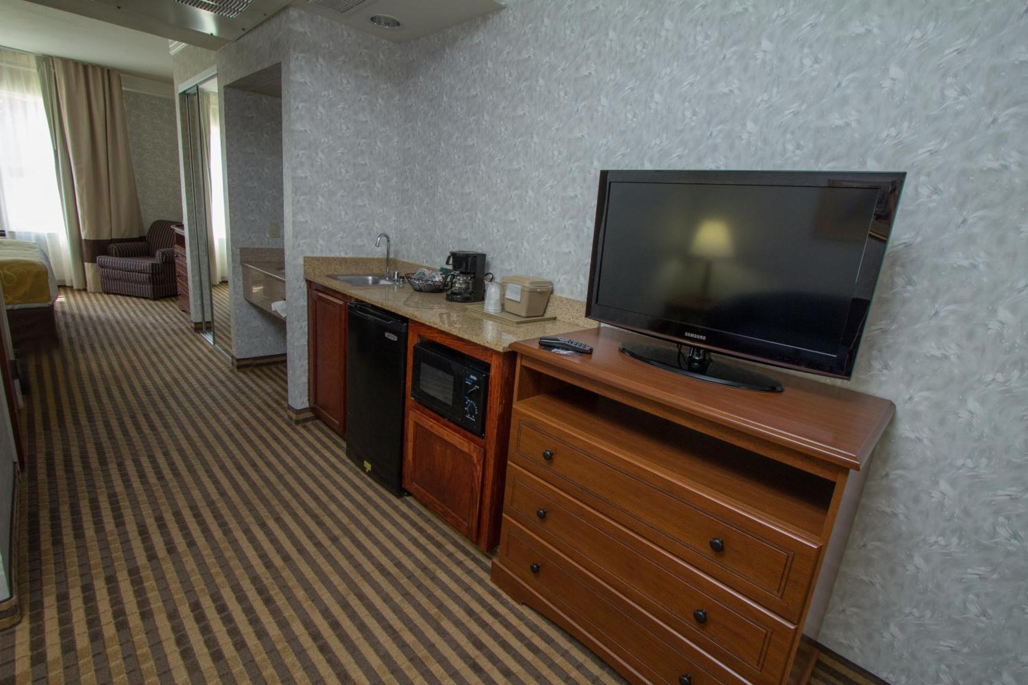 Queen Suite with Two Queen Beds - Non-Smoking