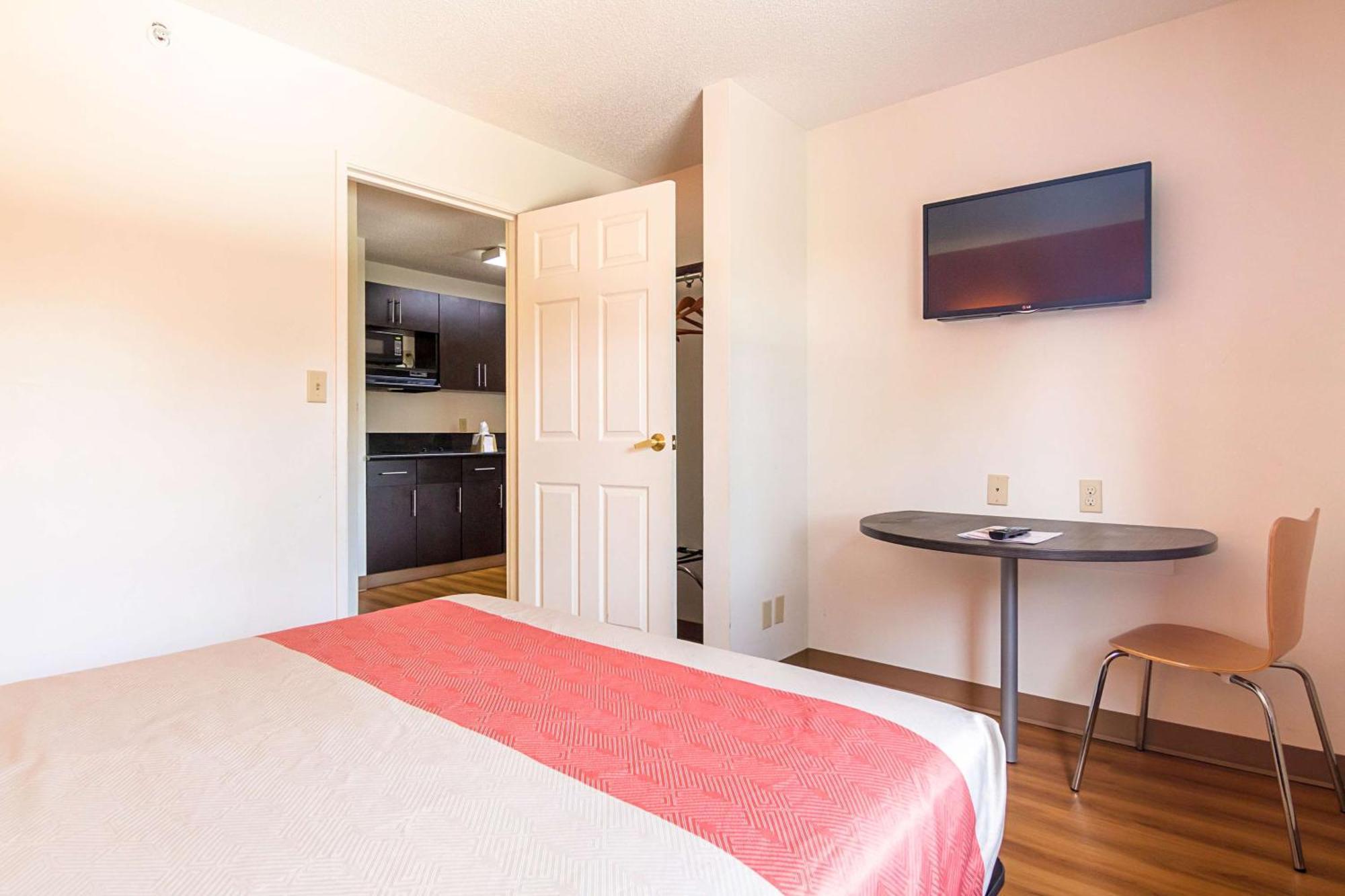 King Room - Disability Access - Smoking,703541587:JPEG