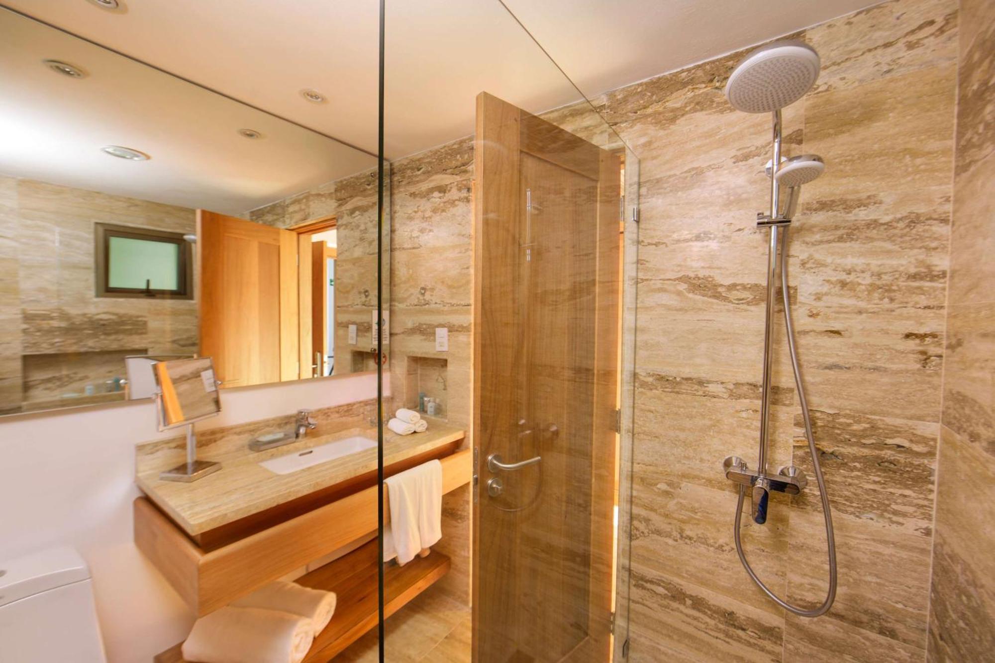 Bungalows with One King Bed, Non-Smoking