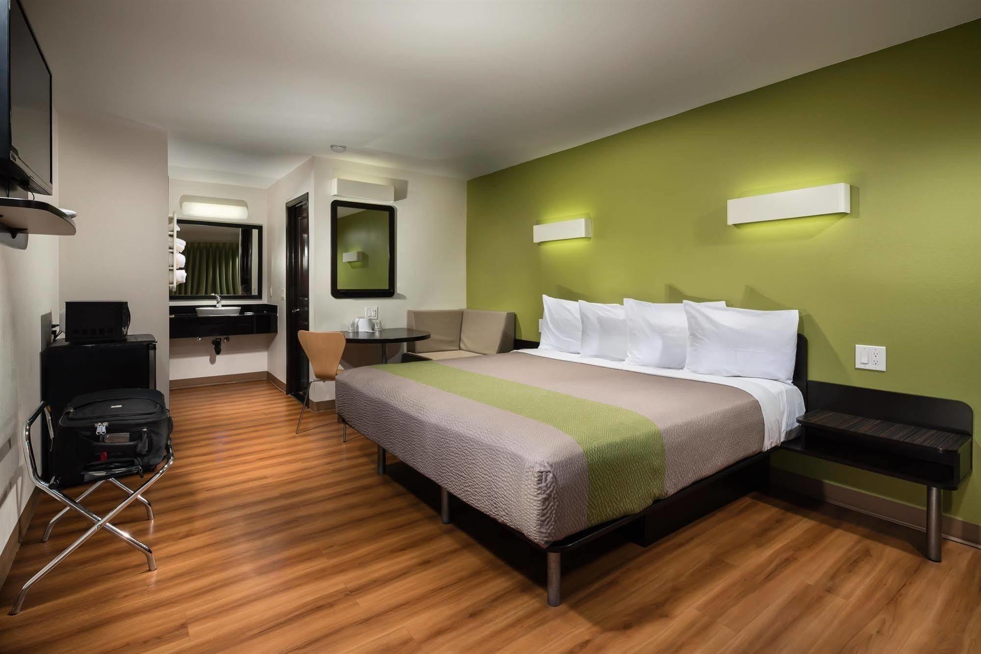 Deluxe King Room - Non-Smoking