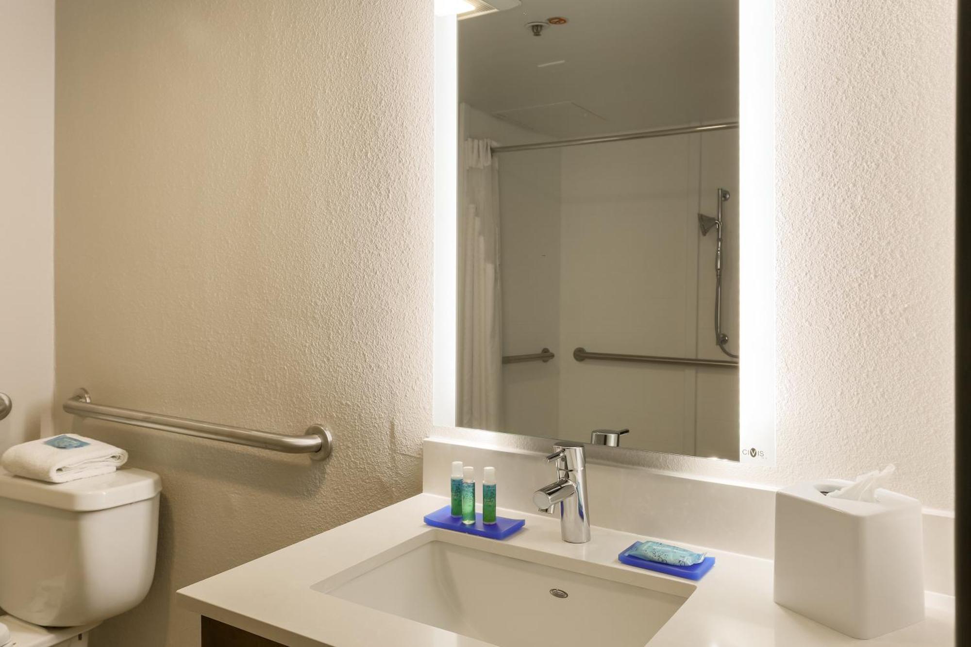 Queen Room Mobility Accessible Tub - Non-Smoking