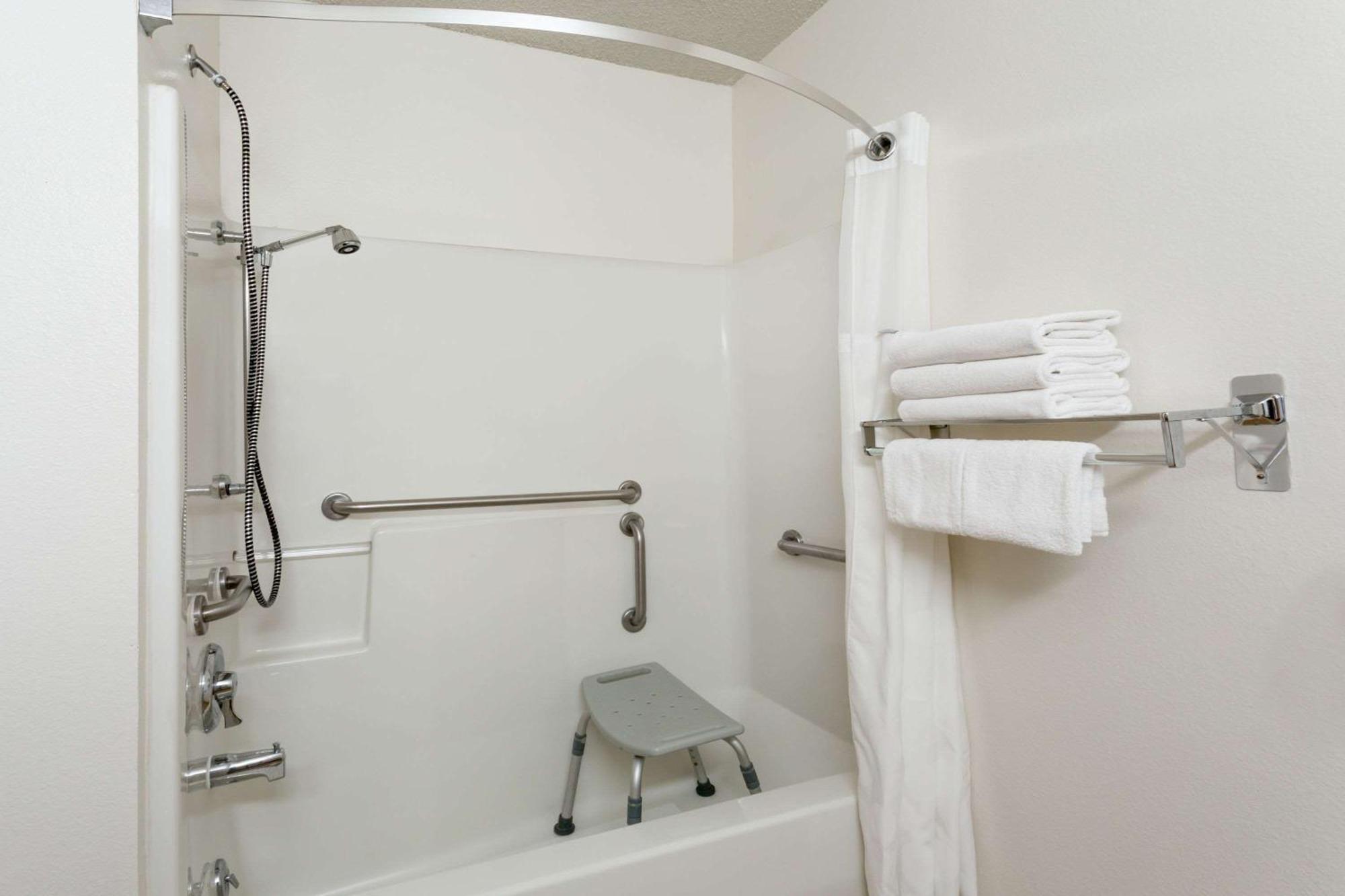 Queen Room with Two Queen Beds and Bath Tub - Mobility Accessible/Non-Smoking
