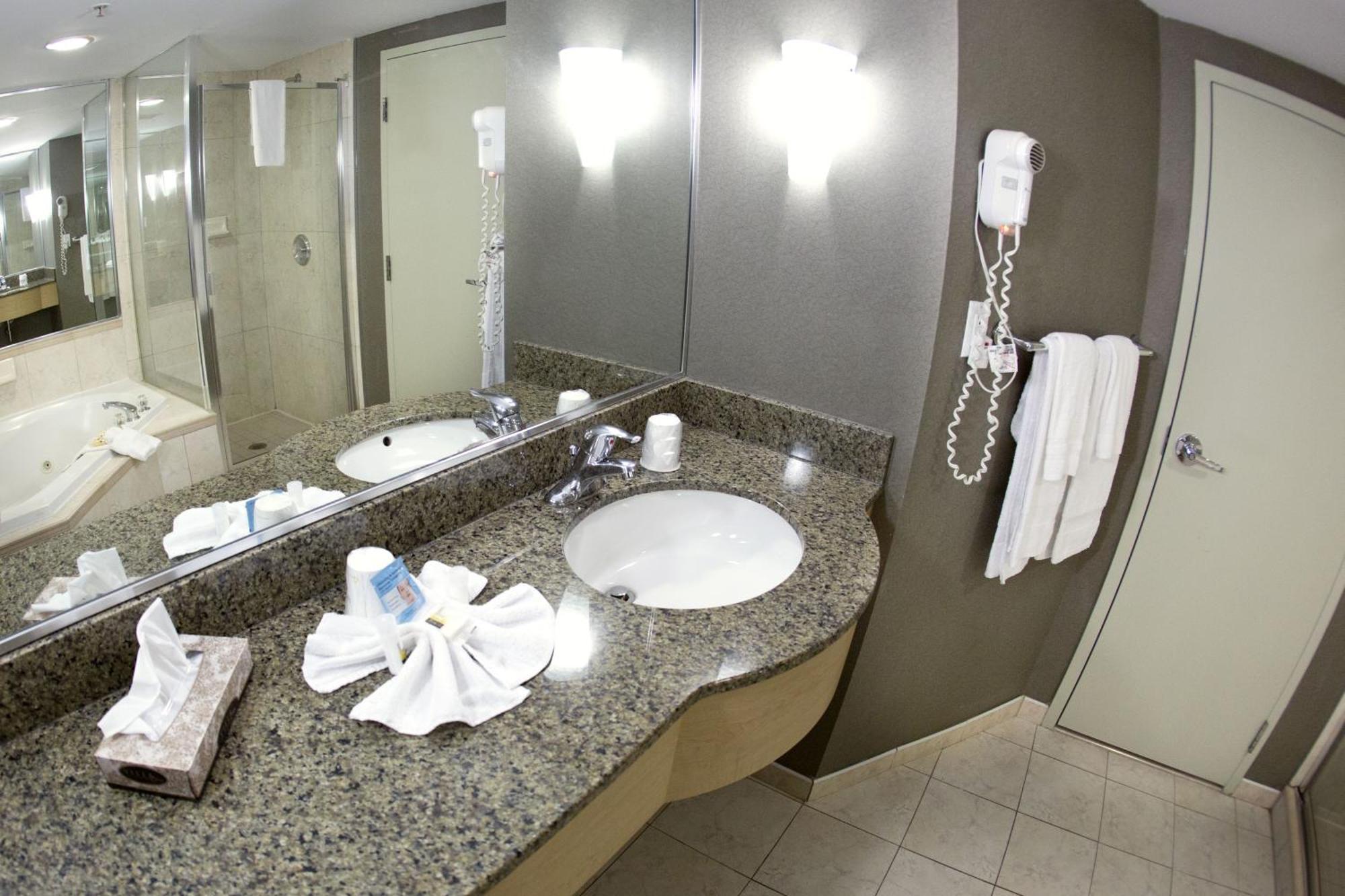 Tower King Jacuzzi Suite