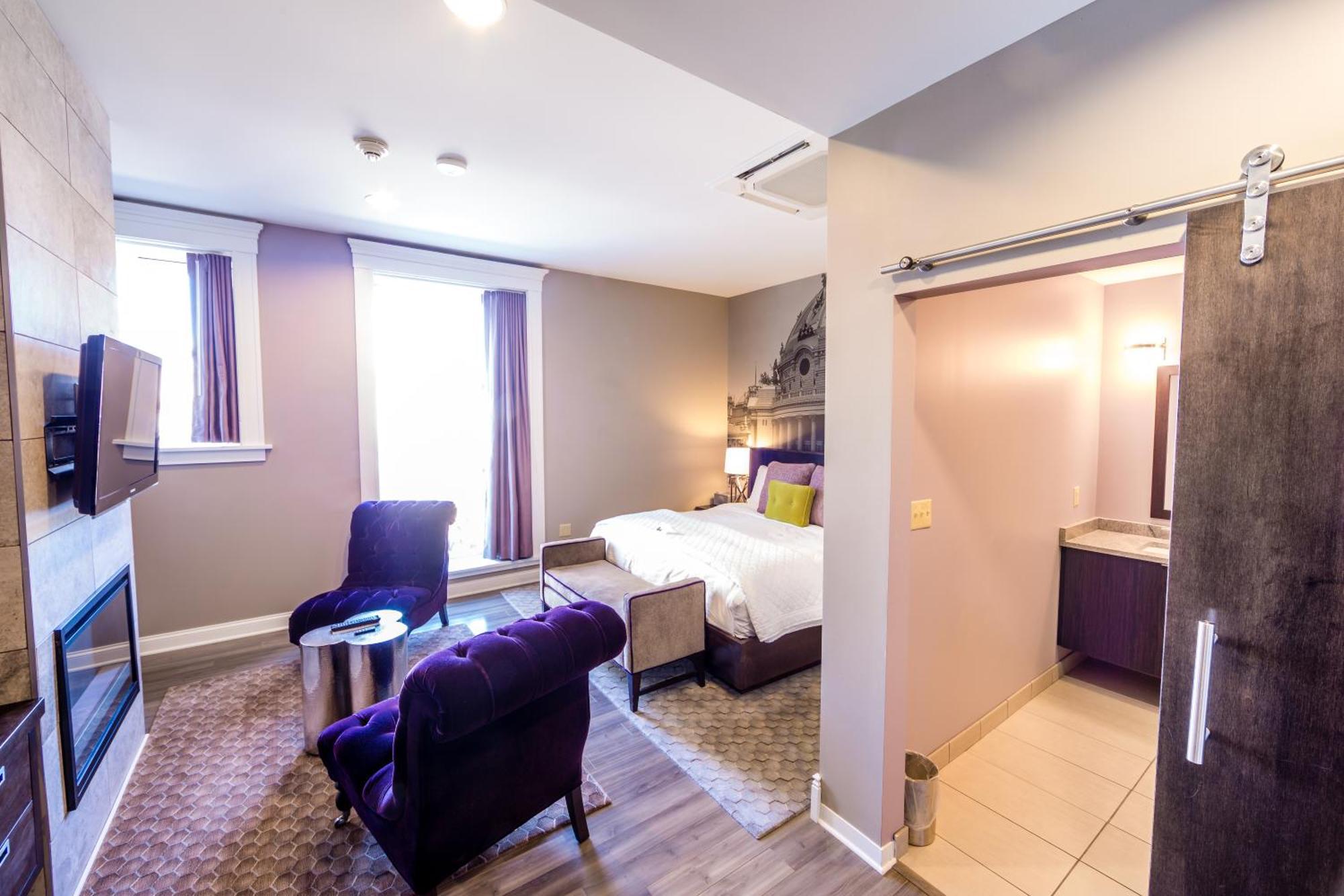 Deluxe Room with King Bed,707997784:JPEG