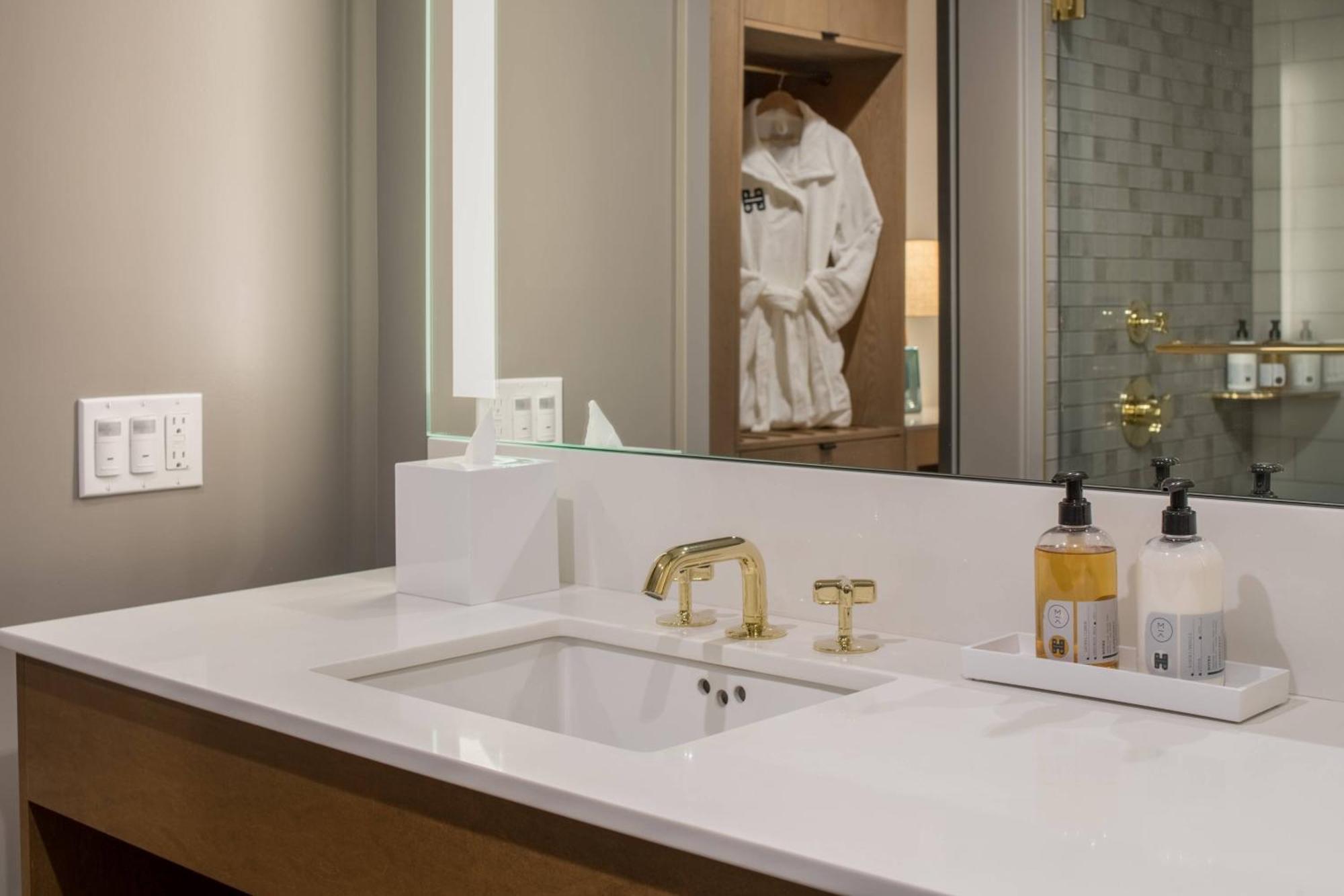 Deluxe King, Deluxe Guest room, 1 King,  City View (Mobility & Hearing Accessible w/ Tub)