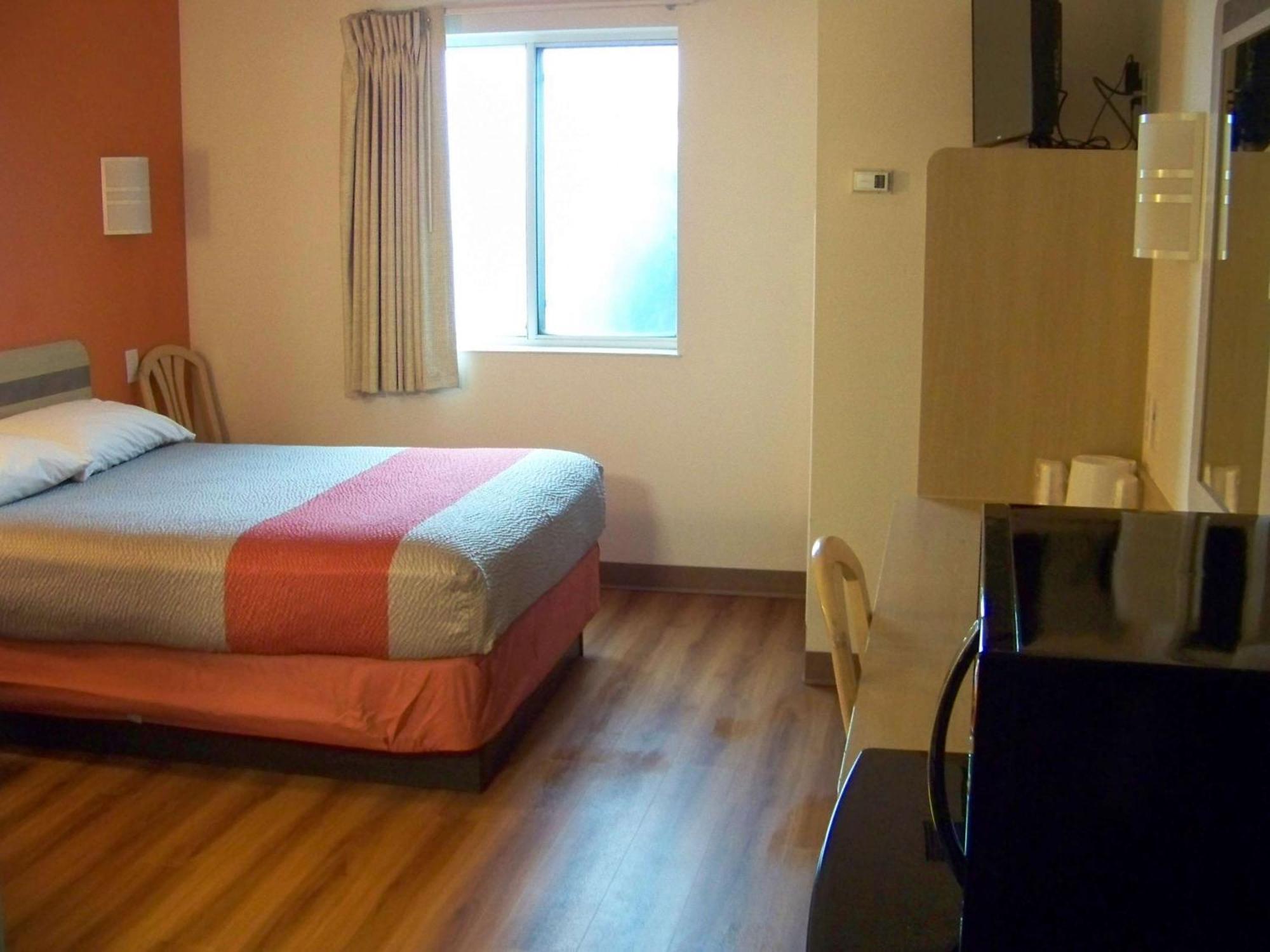 Queen Room - Disability Access - Non-Smoking