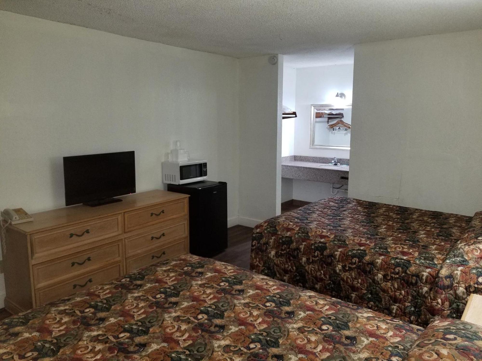 Queen Room with Two Queen Beds - Smoking
