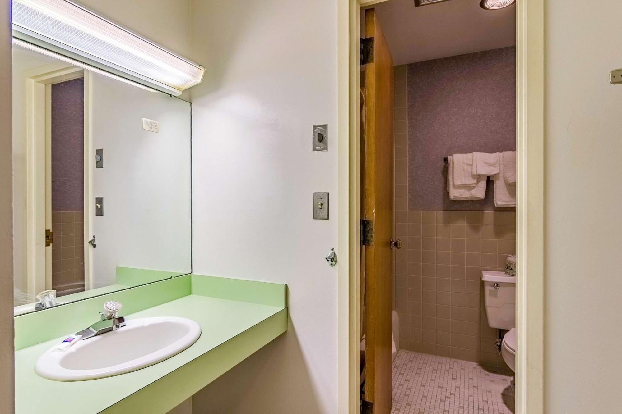 Deluxe King Room - Non-Smoking