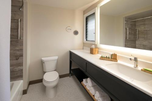Deluxe Double Room with Side Sea View