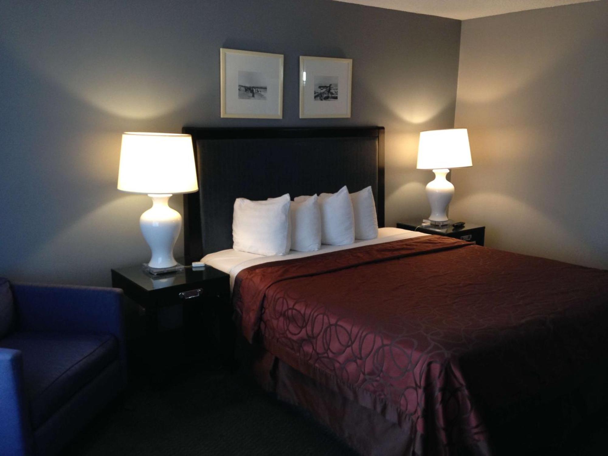 Deluxe King Room - Non-Smoking