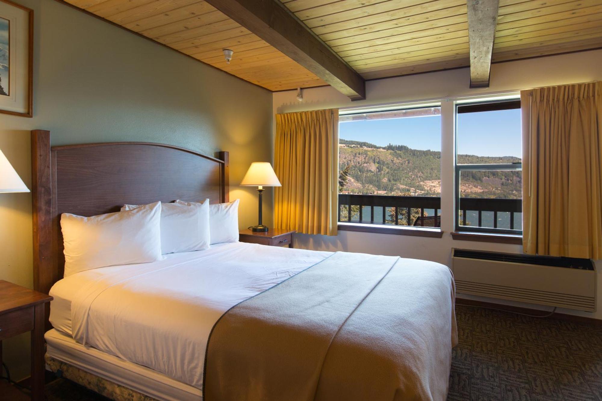 1 King Bed, River View with Balcony (Pet-Friendly),1717051988:JPEG