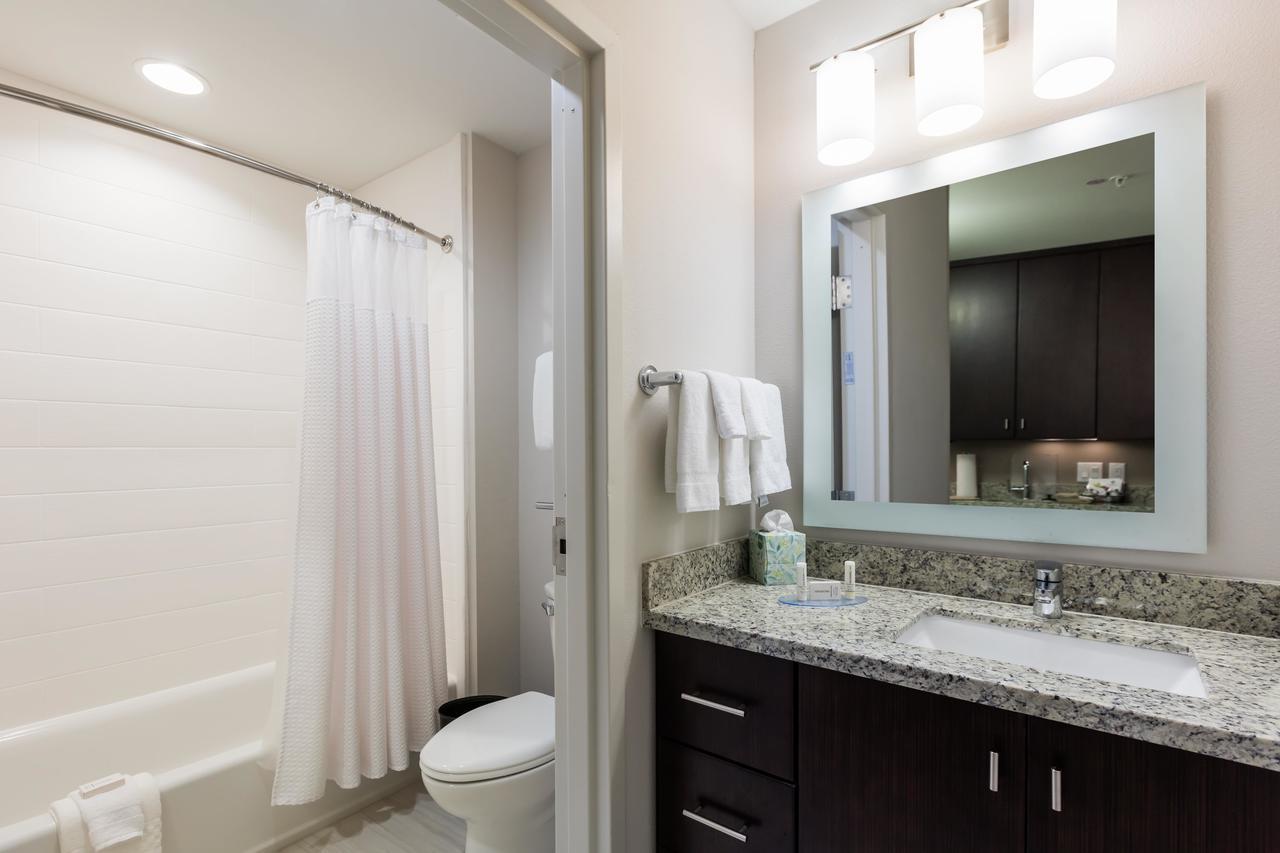 One-Bedroom Queen Suite