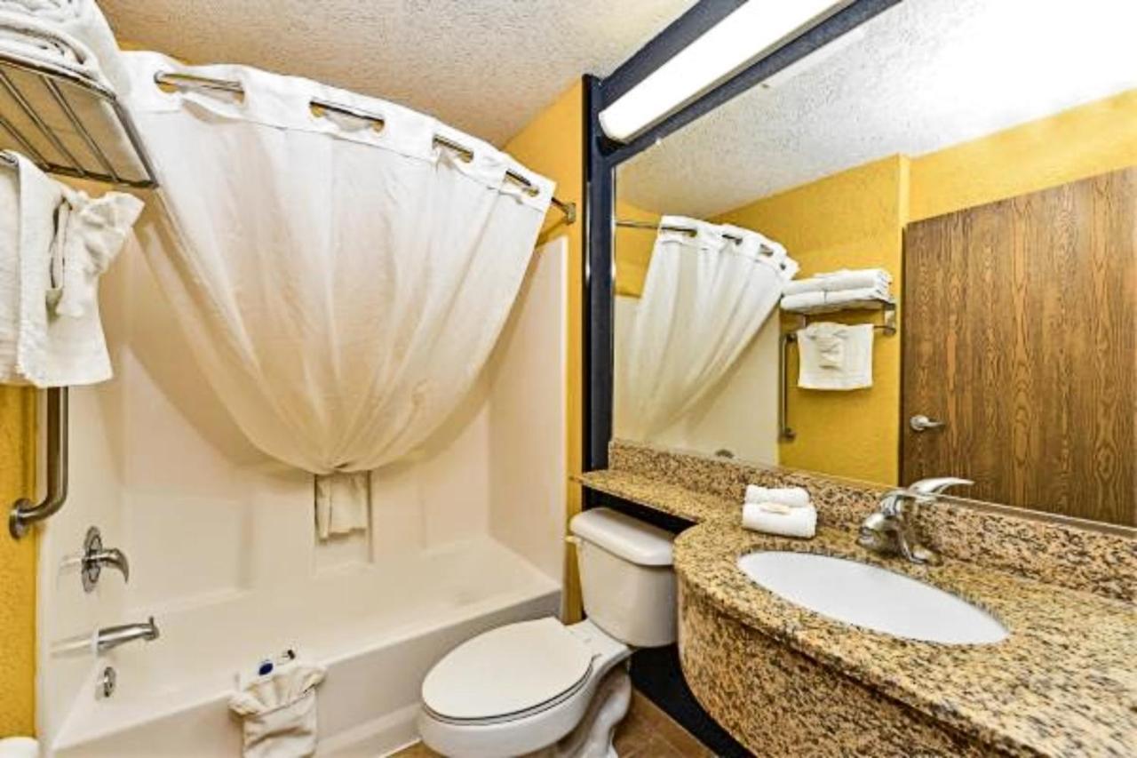 Studio Queen Suite - Accessible/Non-Smoking