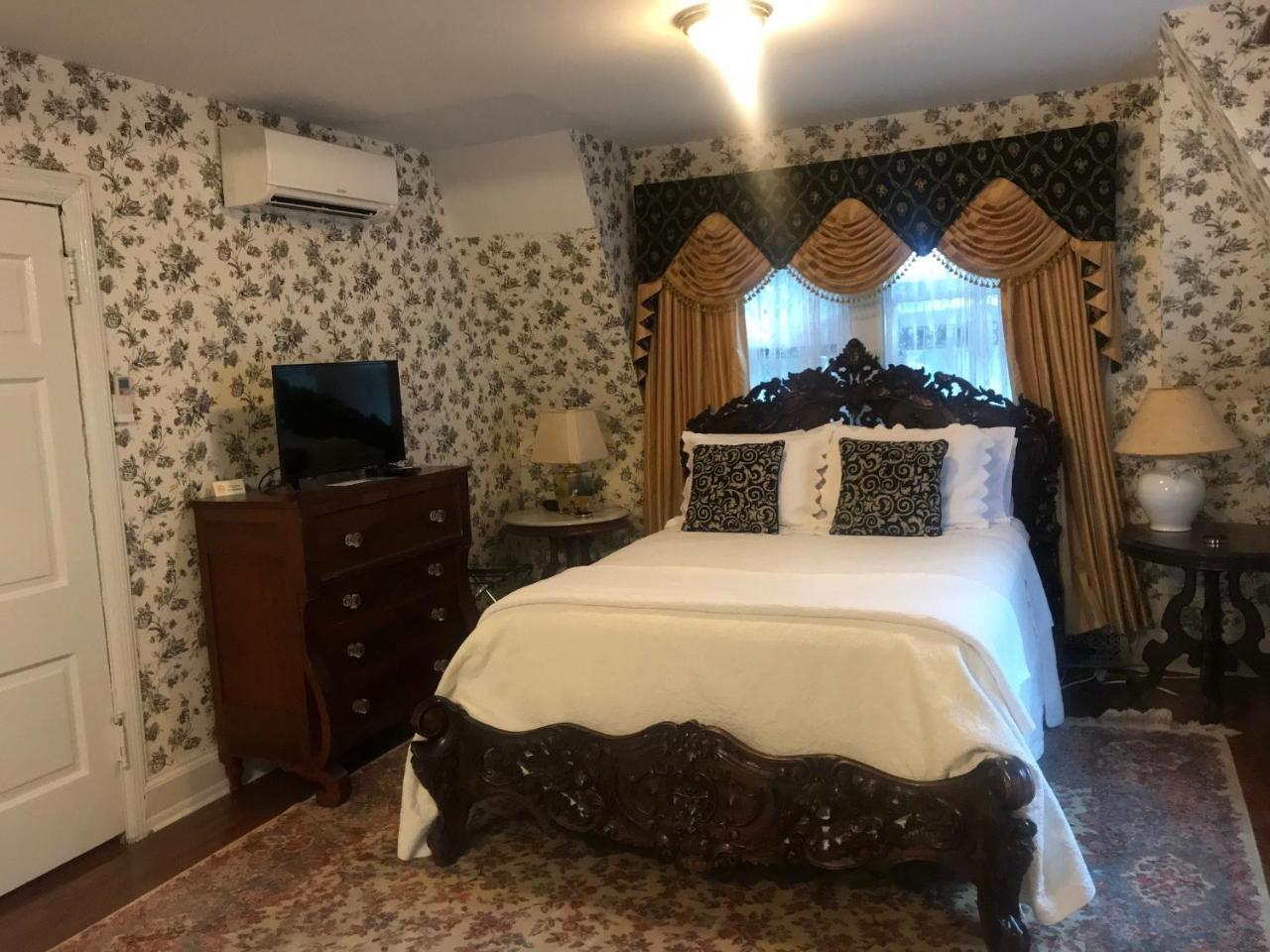 Deluxe Twin Room with Private Bathroom