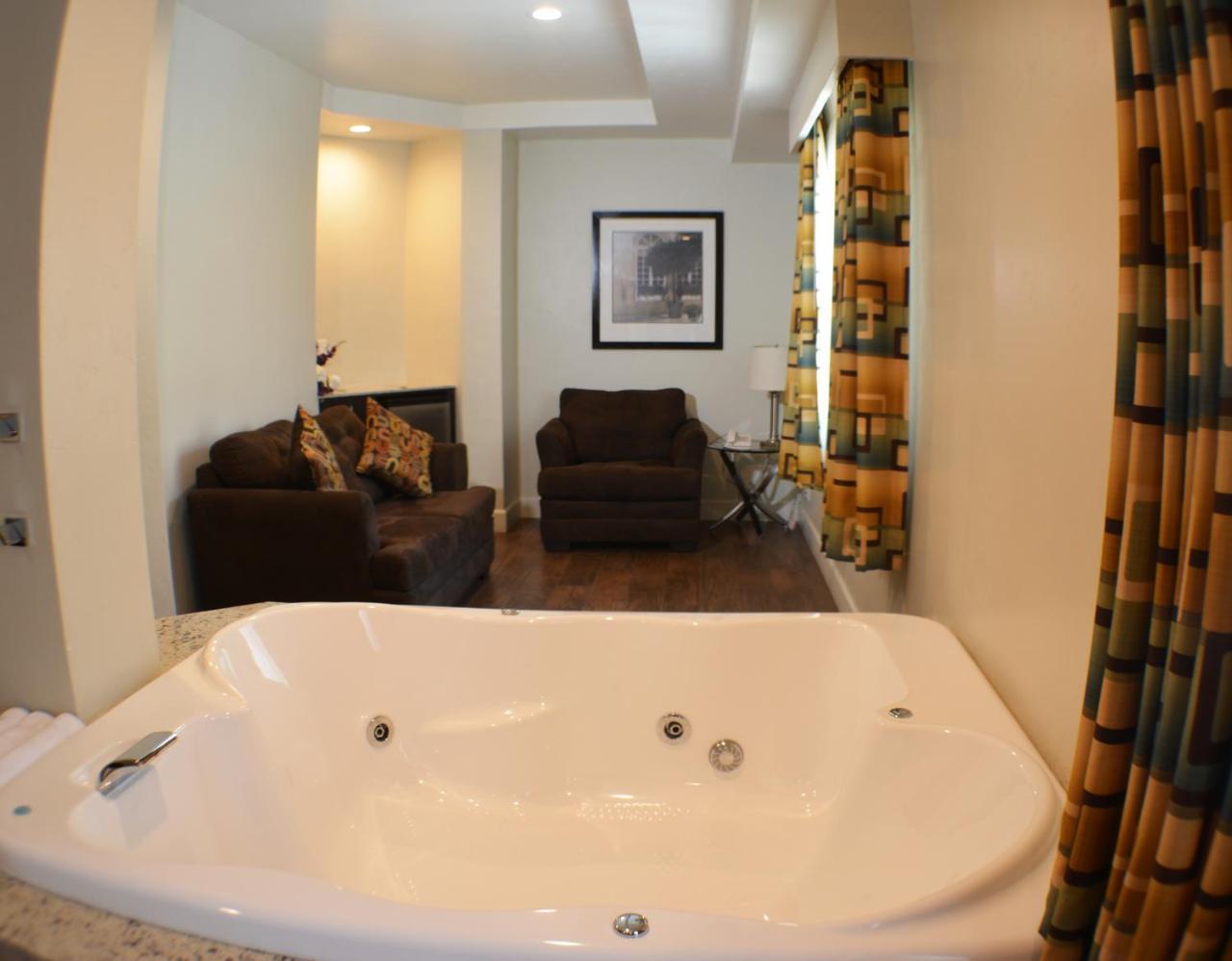 Deluxe Suite with Spa Bath