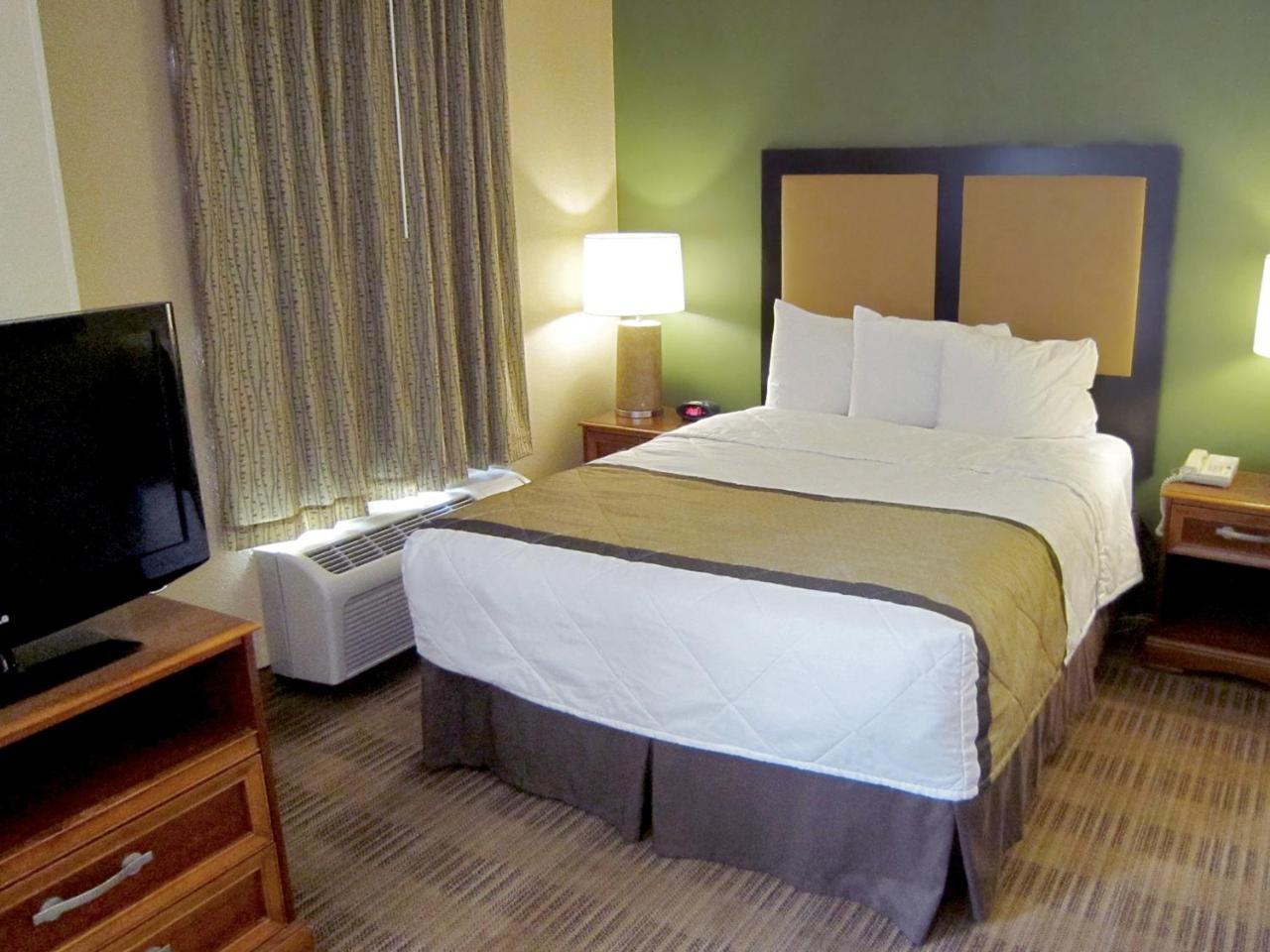 Studio with Two Queen Beds - Non-Smoking