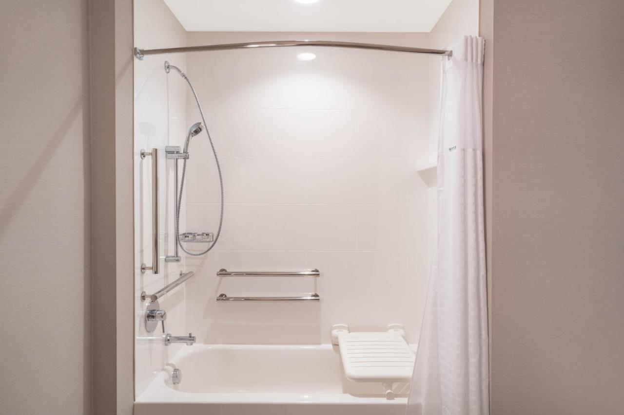 King Room with Bath Tub - Mobility and Hearing Access,1538965705:JPEG
