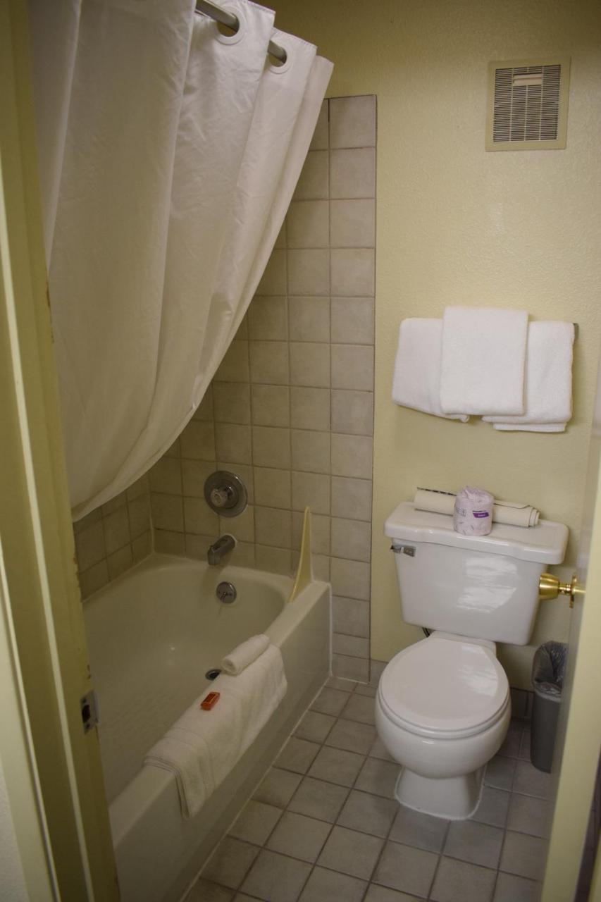 Queen Room with River View - Non-Smoking