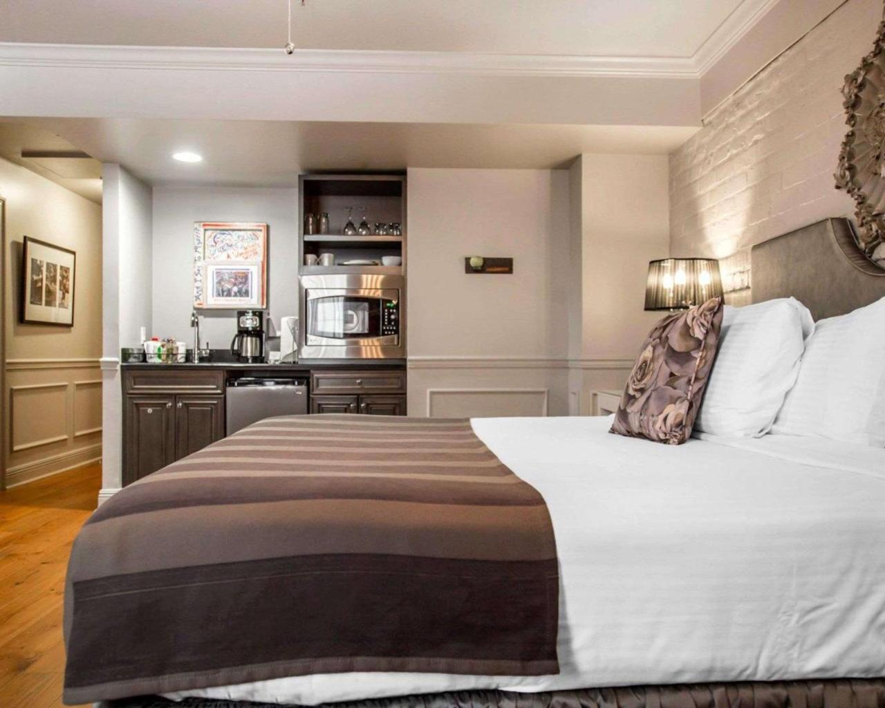 Efficiency Suites One Queen Bed Nonsmoking