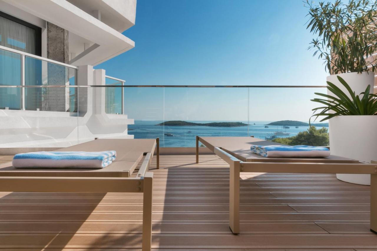 One-Bedroom Penthouse Suite with Terrace and Sea View