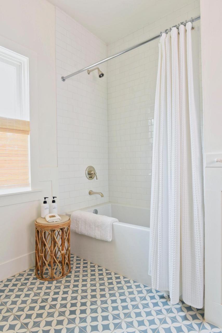 Deluxe Queen Suite