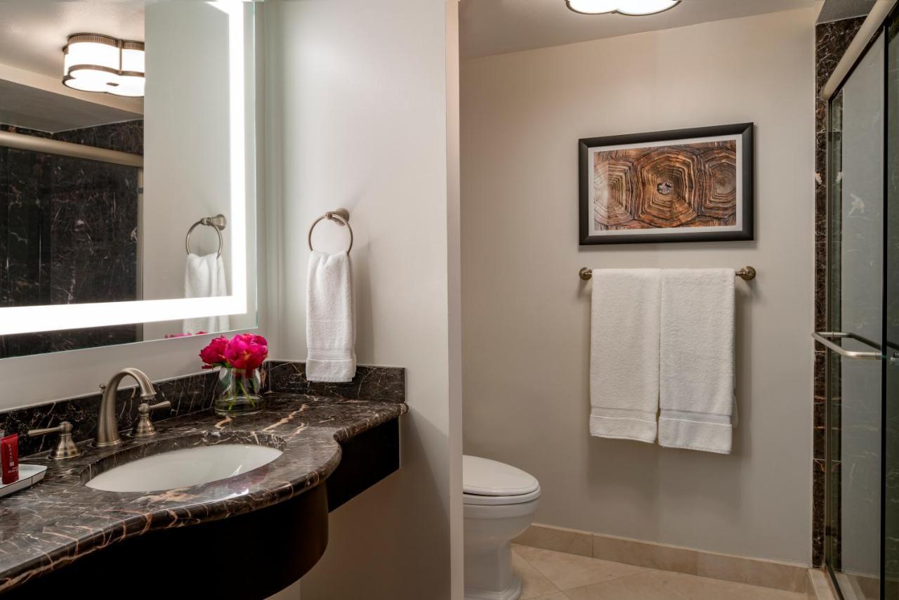 Guest room, 1 King, Partial ocean view, Balcony,749430173:JPEG