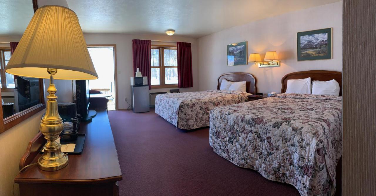 Queen Room with Two Queen Beds - Pet Friendly