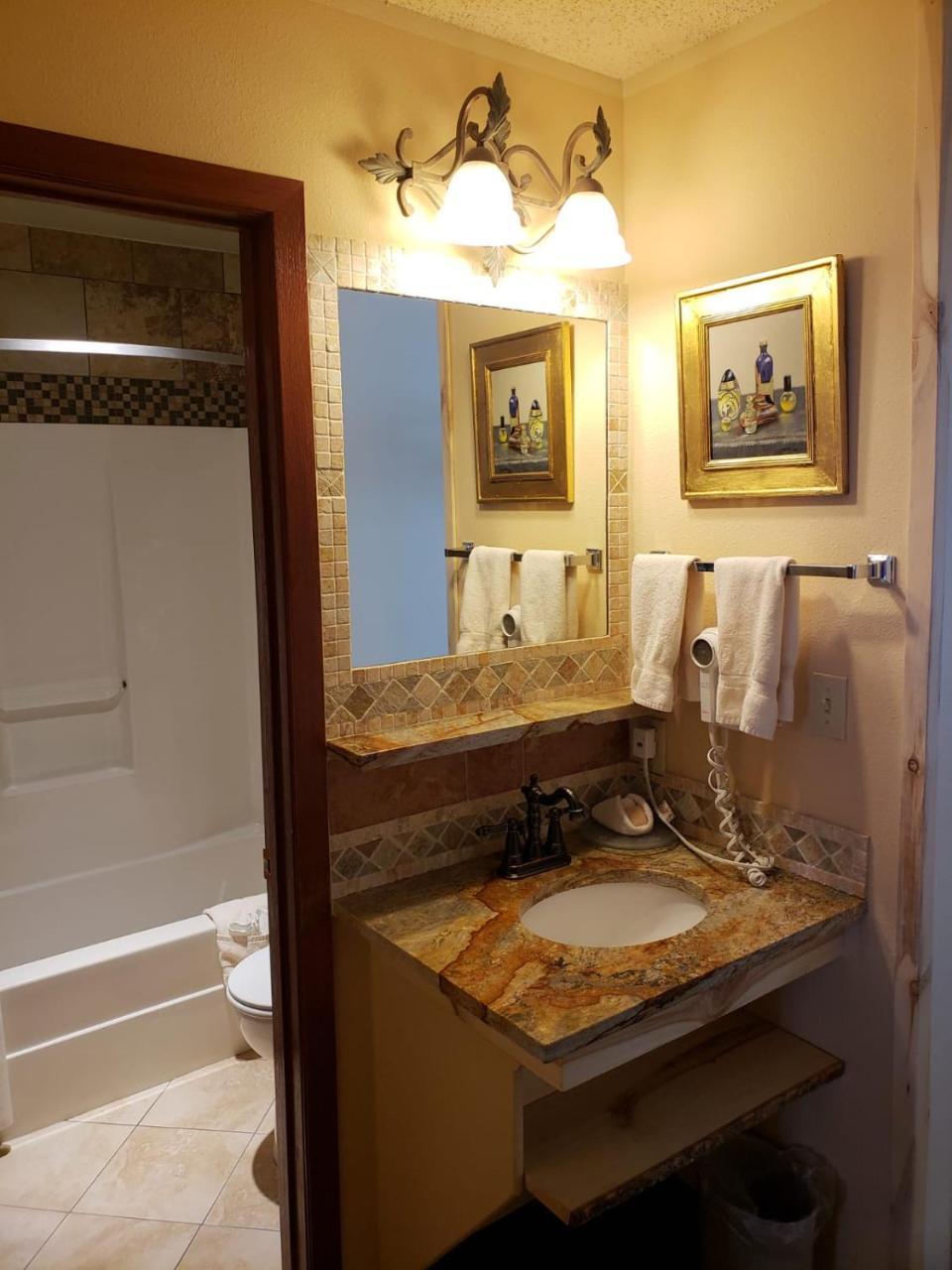 Queen Room with Mountain View