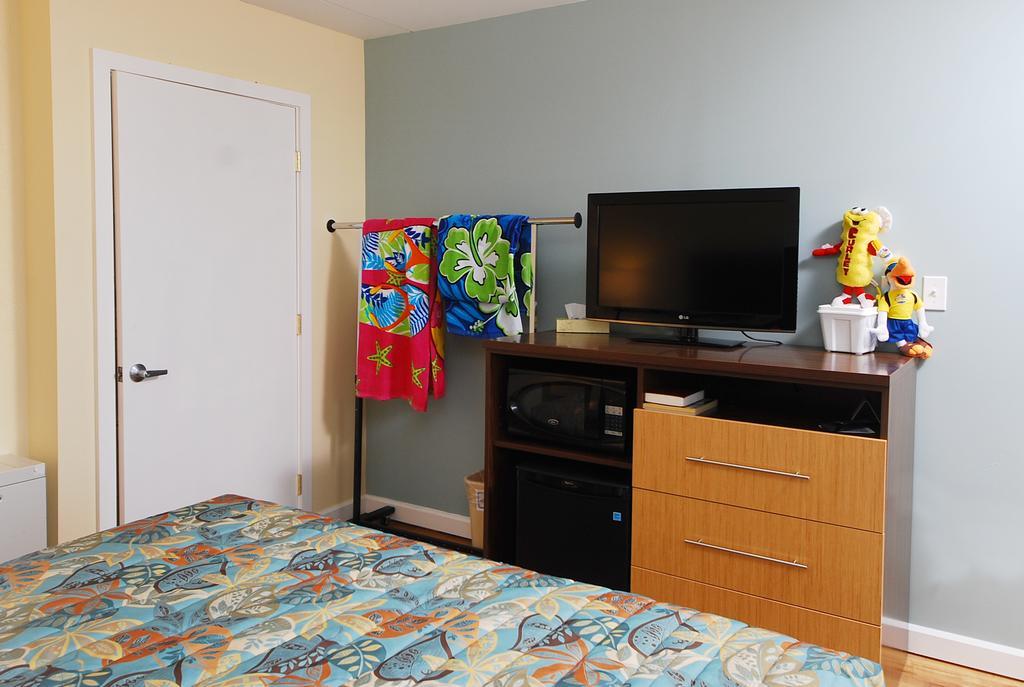 Petite Standard King Room- Pool View,812375692:JPEG