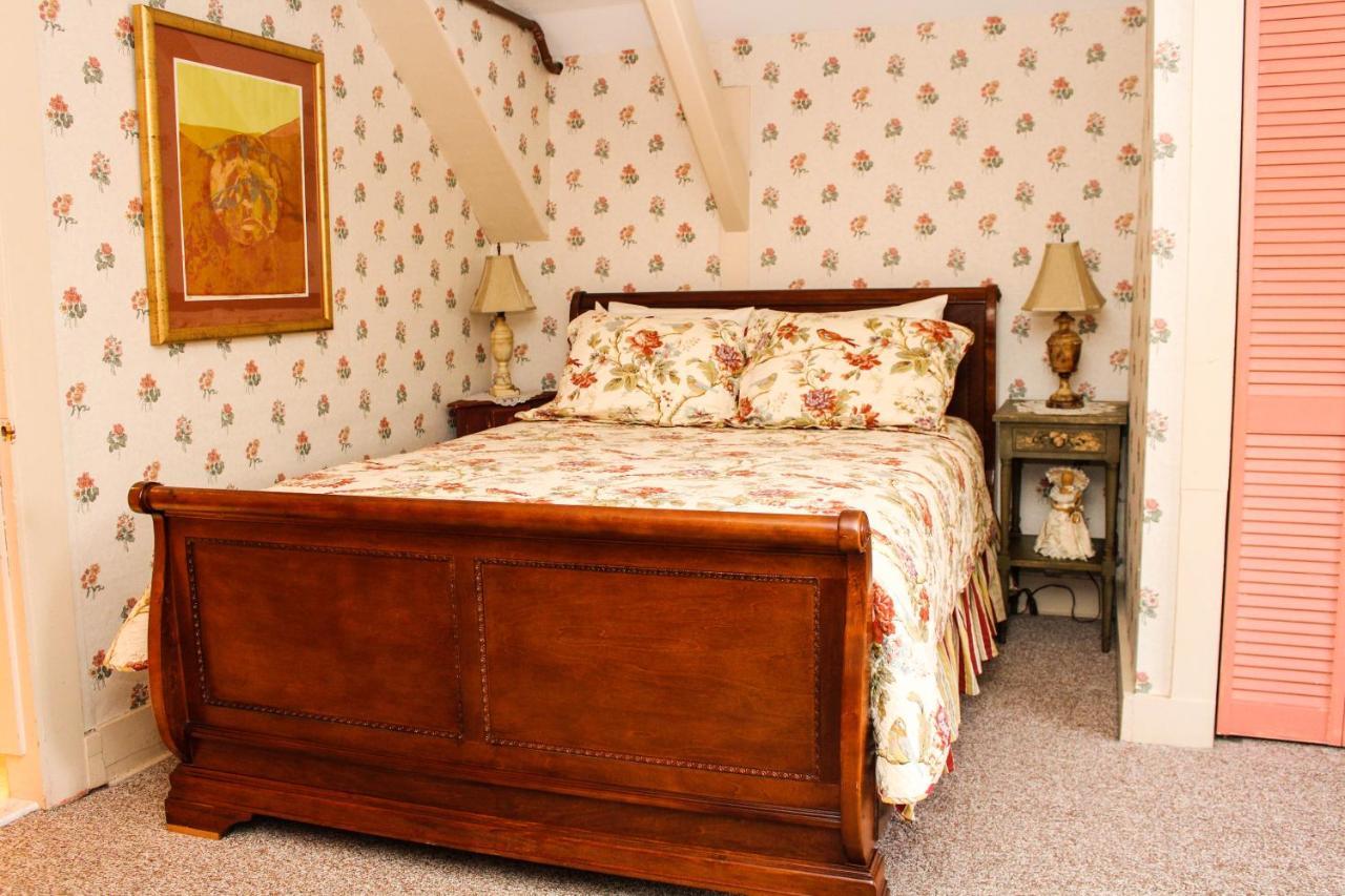 Queen Room with Pool View