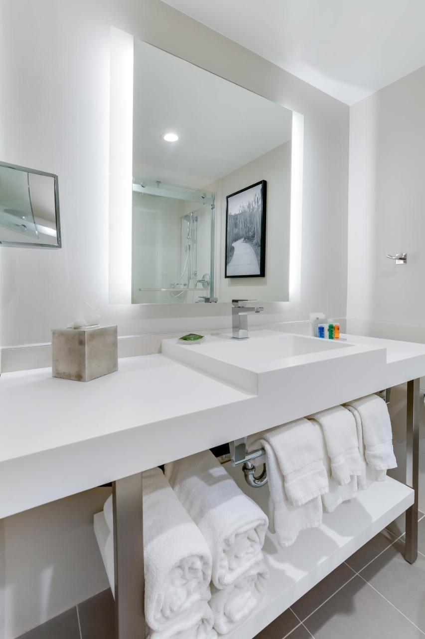 Queen Room with Two Queen Beds - Non-Smoking,769585381:JPEG