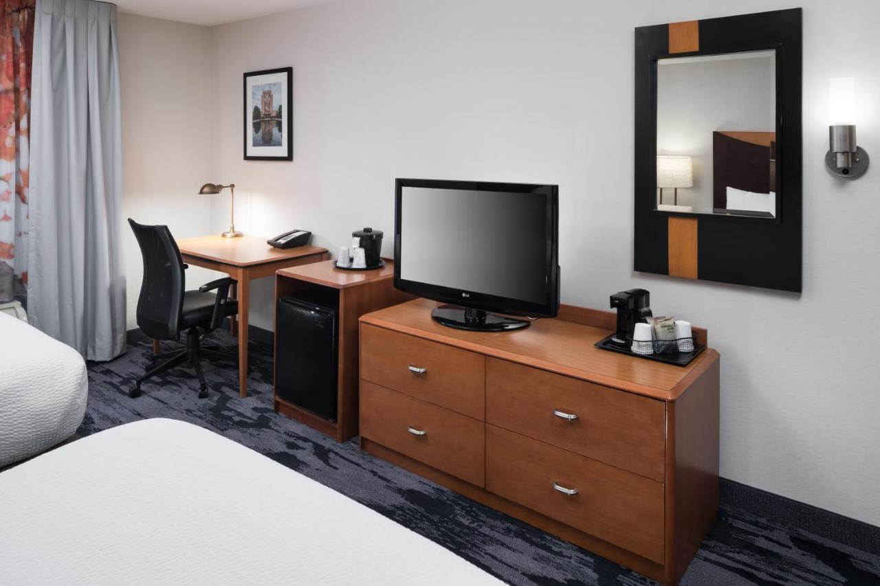 Queen Room with Two Queen Beds - Hearing Accessible