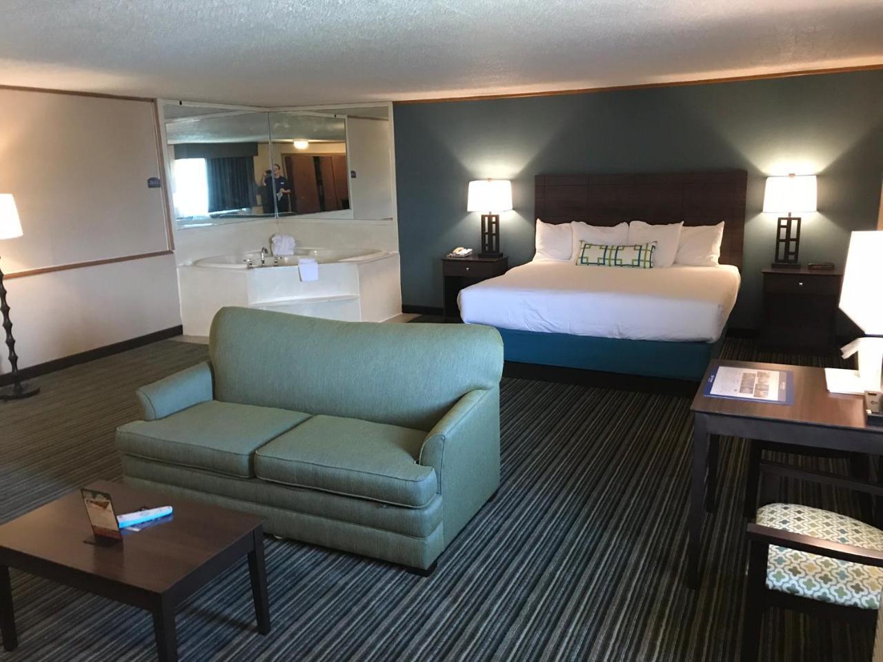 King Suite with Spa Bath - Non-Smoking