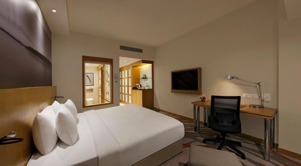 Executive Premier Floor 1 Queen Bed with 1 way airport transfer and Cocktail Hours and Lounge Access,776364505:JPEG