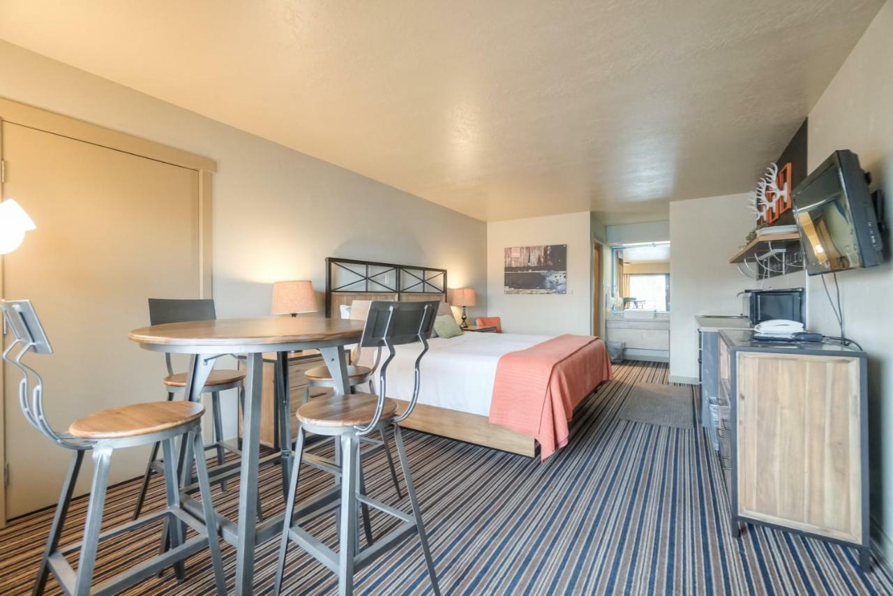 King w/ Kitchenette (Non-Dog Friendly)