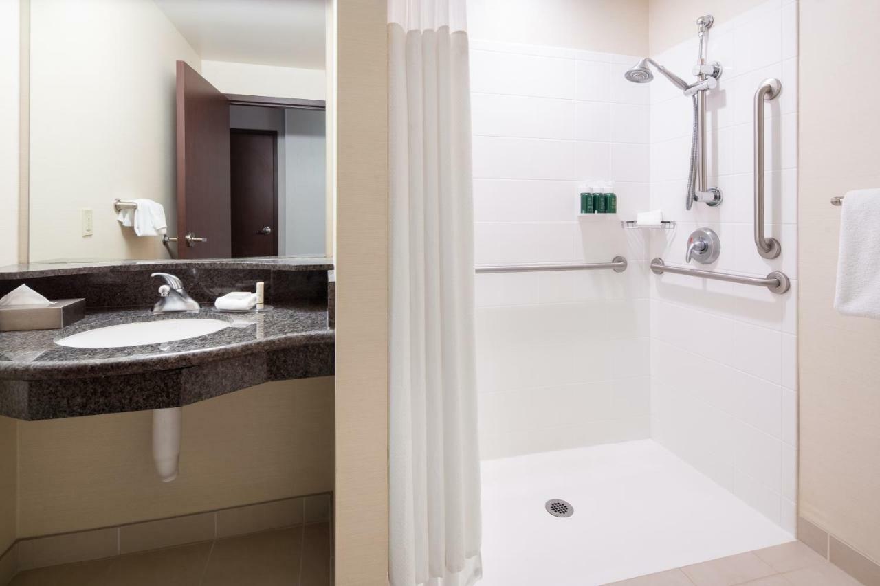 Queen Room with Two Queen Beds and Bay View - Hearing Accessible