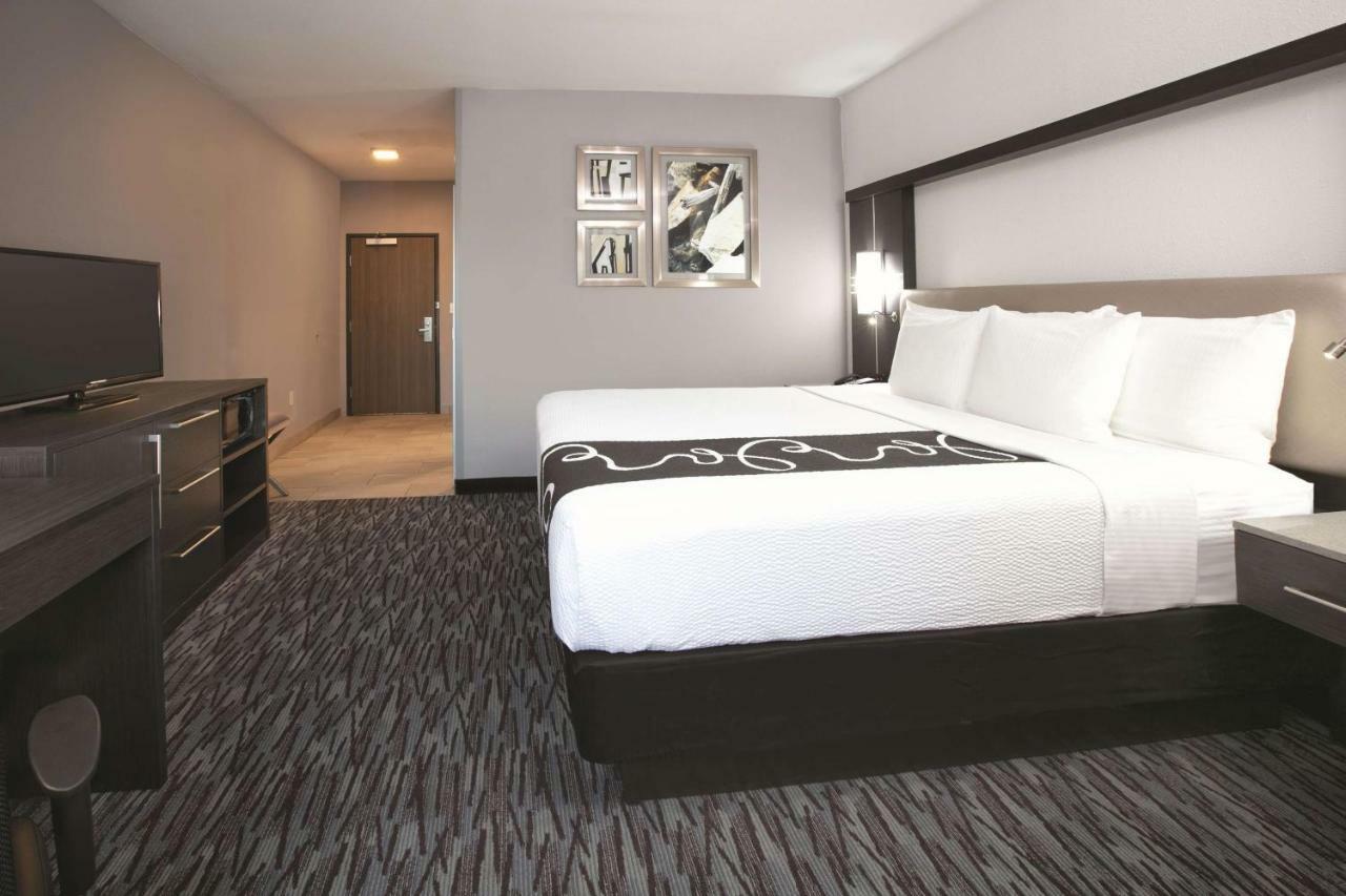 King Room with Roll-In Shower - Mobility/Hearing Accessible - Non-Smoking